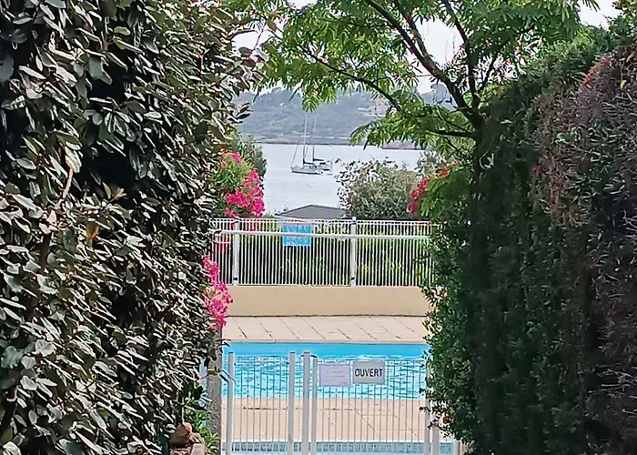 Vue Piscines Parking Les Coraux Agay Apartamento