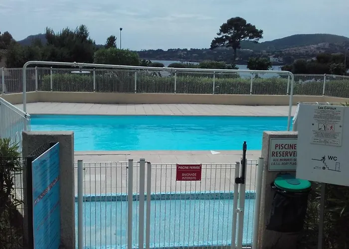 Vue Piscines Parking Les Coraux Agay Apartamento