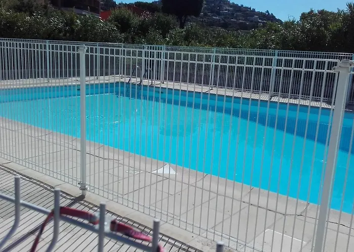 Vue Piscines Parking Les Coraux Agay Daire Saint-Raphaël